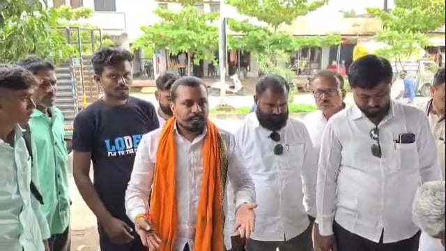 लातूर-बाभळगाव मध्ये शेतकरी आणि शिवसैनिक यांनी खरेदी केलेले पोटॅश खत हे बोगस असल्याचा आरोप करीत ठिय्या आंदोलन केले