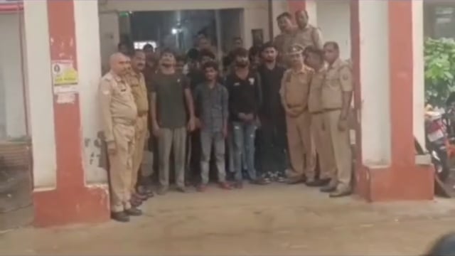 वृंदावन में होटल दलालों पर पुलिस का डंडा, दो दर्जन दबोचे
वृंदावन में श्रद्धालुओं से अवैध वसूली और होटल-गेस्ट हाउस के नाम पर ठगी करने वाले दलालों के खिलाफ पुलिस ने बड़ी कार्रवाई की है।
वरिष्ठ अधिकारियों के निर्देश पर वृंदावन कोतवाली प्रभारी अश्वनी कुमार ने देर रात सड़कों पर सघन चेकिंग अभियान चलाया।
पुलिस ने वीआईपी मार्ग, प्रेम मंदिर और बांके बिहारी मंदिर के आसपास कार्रवाई करते हुए करीब दो दर्जन संदिग्ध होटल दलालों को हिरासत में लिया।
पुलिस के मुताबिक सभी आरोपियों के खिलाफ वैधानिक कार्रवाई करते हुए उन्हें न्यायालय के समक्ष पेश किया गया है।