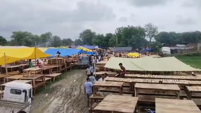 उप जिलाधिकारी कुंडा अजय यादव और ग्राम प्रधान प्रतिनिधि सुग्गा तिवारी द्वारा फीता काटकर किया गया बारों मेले का उद्घाटन,