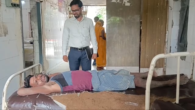 खेत में काम कर रहे हैं किस को बिच्छू ने काटा प्राथमिक स्वास्थ्य केंद्र सिरदला  में इलाज के बाद स्वस्थ