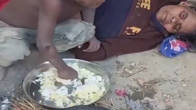 *यह वीडियो कहाँ का है हमें नही मालूम, लेकिन इस वीडियो ने दिल को झकझोर कर रख दिया है*