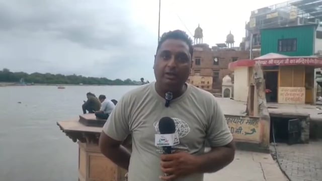 मथुरा में जमुना जी के घाटों पर जलस्तर बनने के बाद लुफ्त उठाते हुए श्रद्धालु