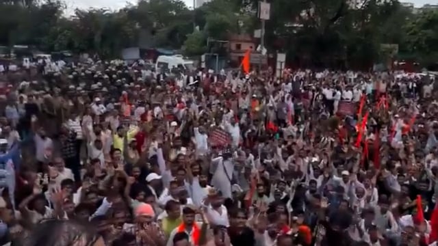 हम कसम खाते है 

जयपुर में करणी सेना का विशाल प्रदर्शन………UGC को लेकर महिपाल सिंह मकराना ने जयपुर में दिया धरना