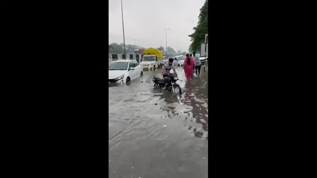 बरसात के बाद बिगड़े हालात, सड़कों पर जलभराव से गाड़ियां थमीं