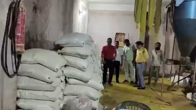 UP: चावल में रंग मिलाकर नकली हल्दी बनायी जा रही है। पूरी छापामारी में  असली हल्दी का एक टुकड़ा भी नहीं मिला है।

कानपुर में