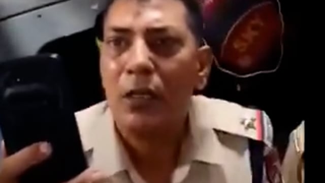 गाजियाबाद से गोरखपुर जा रही ट्रेन में अकेले सफर कर रही मीनाक्षी के साथ एक मनचले ने कथित तौर