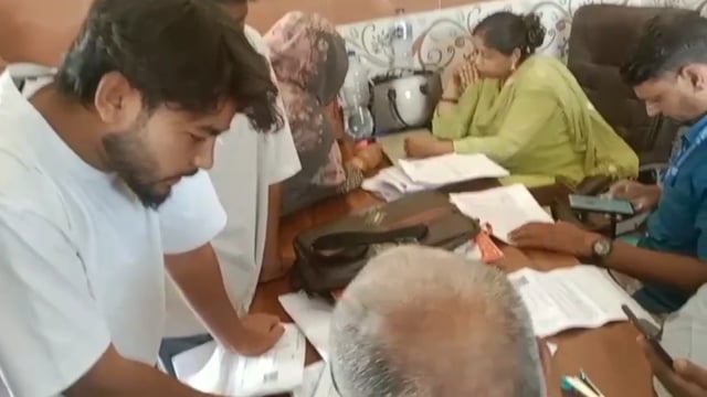 भगवानपुर तहसील के गांव मजाहिदपुर सती वाला बंदरजूड पंचायत भवन पर बीएलओ द्वारा कैंप लगाया गया
भगवानपुर तहसील के बीएलओ एस आई आर फॉर्म में आई गलतियों को सुधार करने के लिए मजाहिदपुर सतीवाला बंदरजूड़ पंचायत भवन पहुंचे और सभी लोगों से दोबारा कागजात लेकर के त्रुटियों को सही किया गया उनके द्वारा बताया गया कि इन त्रुटियों को सही करने के लिए कैम्प लगाया गया है जिन लोगों के फॉर्म गलत थे उन्हें नोटिस भेज कर सूचना दे दी गई थी और आज जिनके एस आई आर फॉर्म गलत है उन्हें सही किया जा रहा है इन महिला पुरुषों से दोबारा कागजात लेकर सुधार कार्य किया जा रहा है इस मौके पर आरो बीएलओ व लेखपाल आदि उपस्थित रहे