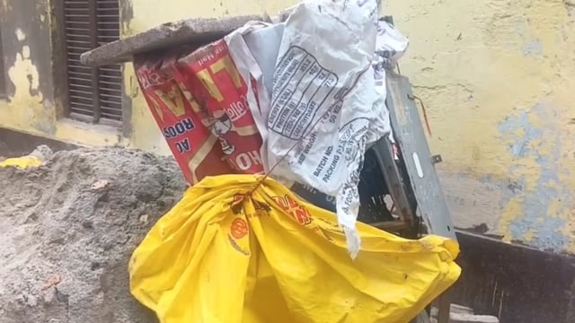 वृंदावन 
धार्मिक नगरी वृंदावन में रोजाना हजारों श्रद्धालु बांके बिहारी मंदिर के दर्शन के लिए पहुंचते हैं। ऐसे में सड़क पर खुले पड़े बिजली के तार और क्षतिग्रस्त पैनल किसी बड़े हादसे को न्योता दे रहे हैं।
स्थानीय लोगों ने विद्युत विभाग से तत्काल पैनल को दुरुस्त कराने और खुले तारों को सुरक्षित करने की मांग की है। अब सवाल यह है कि विभाग कब जागेगा—हादसे से पहले या फिर किसी बड़े हादसे के बाद?