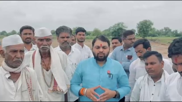 रविकांत तुपकर पोहचले पूरग्रस्तांच्या बांधावर 