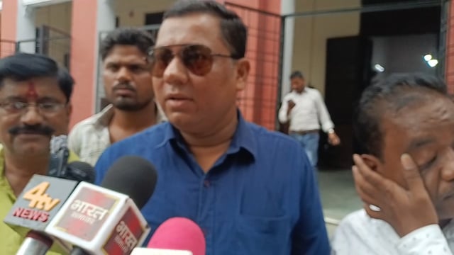 मजिस्ट्रेट उद्योग व्यापार मंडल स्कूल के आगे ब्रेकर जेब्रा रोड स्कूलों का आगे ग्रिल लगाने का ज्ञापन दिया सलाउद्दीन ने शाहजहांपुर