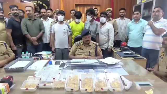 GreaterNoida ₹1.38 करोड़ की ज्वेलरी लूट का पुलिस ने महज 24 घंटे में किया खुलासा-
ग्रेटर नोएडा में 5 आरोपी गिरफ्तार, 1 फरार
लूटा गया सोना-चांदी व आभूषण 100% बरामद
5 टीमों ने 2,000+ CCTV फुटेज खंगालकर वारदात का पर्दाफाश किया