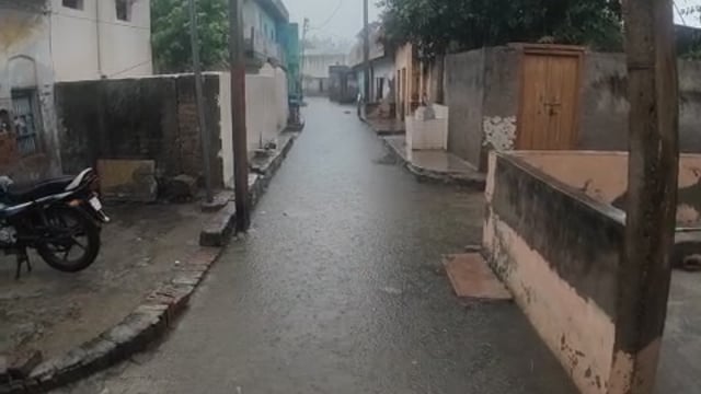 जनपद मथुरा में सुबह से ही झमाझम बारिश