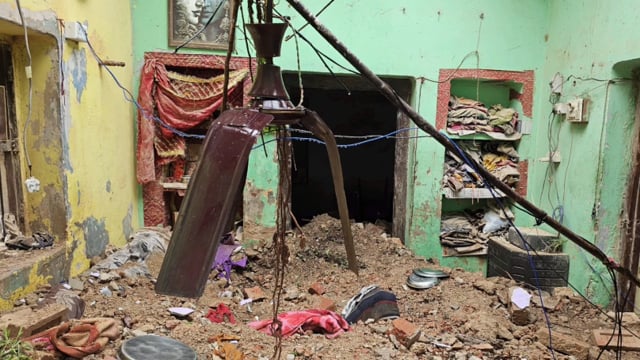 महुली में जर्जर मकान ढहने से 6 लोगों की दर्दनाक मौत डीएम-एसपी ने मौके पर पहुंचकर लिया हालात का जायजा#latest_news 