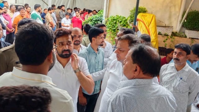 BSP विधायक उमाशंकर सिंह के निधन के बाद बांसडीह से सपा नेता नीरज सिंह गुड्डु ने लखनऊ स्तिथ आवास पर पहुंचकर दी श्रधांजलि
