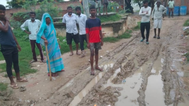 न सड़क न नाली विकास से कोसों दूर कुटिलिया एससी बस्ती कीचड़ भरे रास्तों पर चलने को मजबूर ग्रामीण#latest_news 