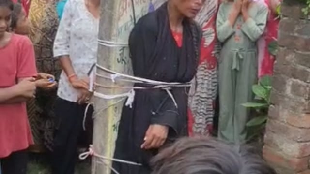 घर में घुसी बच्चा चोर महिला, मोहल्लेवासियों ने पकड़कर खंभे से बांधा, पुलिस को सौंपा