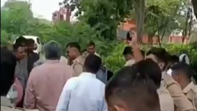 रोडवेज बस कंडक्टर ने टिकट के पैसे मांगे 
तो भन्नाए UP पुलिस के दरोगा ने अपने स्टाफ को फोन कर बस 3 जगह रुकवाई, 
तलाशी करवाई, फोटो–वीडियो बनवाए
मकसद था ड्राइवर–कंडक्टर को परेशान करना और यह बताना कि दरोगा से पैसा लेना कितना भारी पड़ सकता है

📍जिला हाथरस, यूपी