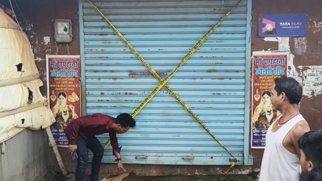ज्वेलरी दुकान का शटर तोड़ सोने चांदी के जेवर ले उड़े चोर।