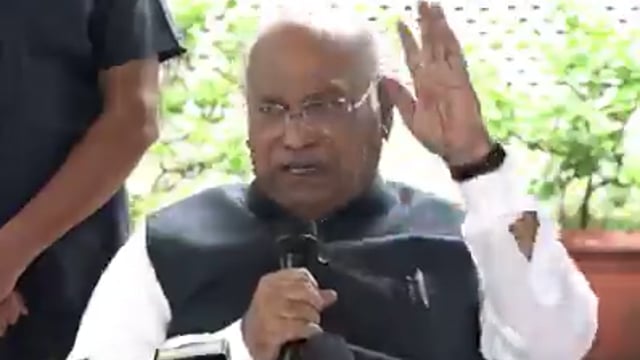 मोदी जी, मैंने माफ कर द‍िया बोलने की जगह, स्‍टूडेंट्स से माफी मांग‍िए. 
क्‍योंक‍ि आपने उनपर पैलेट गन चलवाई, आंसू गैस के गोले दगवाए और लाठी चार्ज करवाया.

- कांग्रेस अध्‍यक्ष मल्लिकार्जुन खरगे