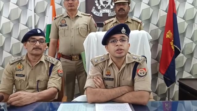 आगरा पुलिस ने किया लूट का खुलासा 3 अपराधियों को किया गिरफ्तार कब्जे से मोटरसाइकिल तमंचा₹2200 बरामद पुलिस उपयुक्त पूर्वी 