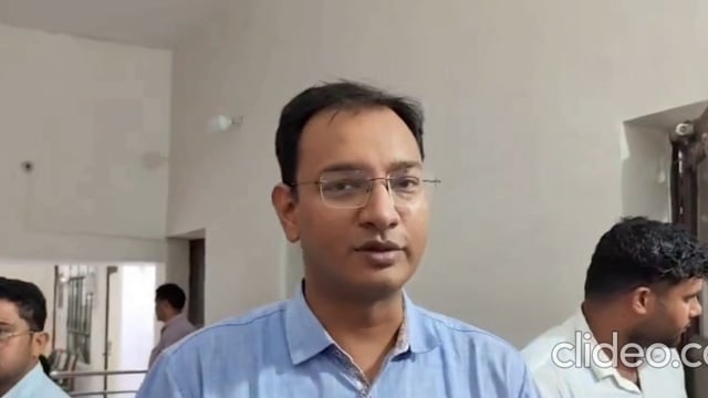 हरियाली तीज और जन्माष्टमी को लेकर प्रशासन अलर्ट
मथुरा में हरियाली तीज, ‘हर घर तिरंगा’ अभियान और श्रीकृष्ण जन्माष्टमी पर्व को लेकर प्रशासन ने तैयारियां तेज कर दी हैं। 6 अगस्त को कलेक्ट्रेट सभागार में डीएम और एसएसपी की संयुक्त अध्यक्षता में महत्वपूर्ण बैठक आयोजित की गई। बैठक में पर्वों के दौरान सुरक्षा व्यवस्था, भीड़ नियंत्रण और अन्य व्यवस्थाओं की समीक्षा की गई।
बैठक में मौजूद अधिकारियों और कर्मचारियों को सभी पर्वों को शांतिपूर्ण, सुरक्षित और भव्य तरीके से संपन्न कराने के लिए आवश्यक दिशा-निर्देश दिए गए।
खास तौर पर श्रद्धालुओं की सुरक्षा, यातायात व्यवस्था और भीड़ प्रबंधन को लेकर अधिकारियों को पूरी सतर्कता बरतने के निर्देश दिए गए।
प्रशासन ने स्पष्ट किया कि धार्मिक पर्वों के दौरान सुरक्षा व्यवस्था में किसी भी तरह की लापरवाही बर्दाश्त