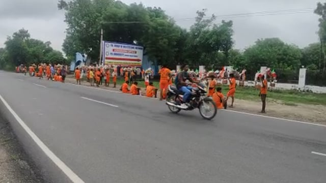 कान्हा की नगरी में भोले के कांवरियों की धूम