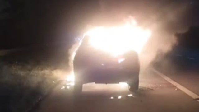 MANT-चलती कार में लगी आग, धुएं से मचा हड़कंप… यमुना एक्सप्रेसवे पर बाल-बाल बचे, तीन यात्री,,