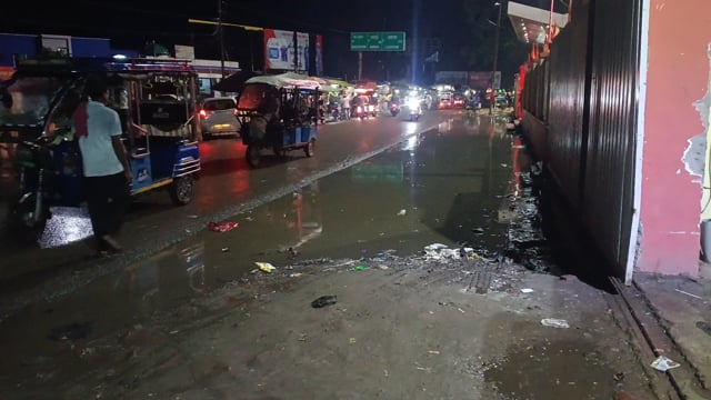 स्मार्ट सिटी की हल्की बारिश में जल भराव रोडवेज बस स्टैंड के पास हल्की बारिश में भर पानी शाहजहांपुर