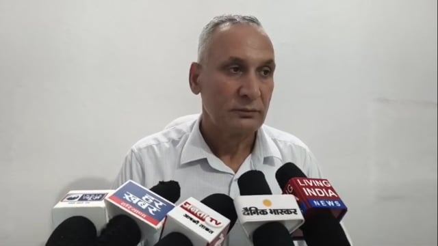 रिश्वत लेते पटवारी और सहाय्यक रंगेहात गिरफ्तार 