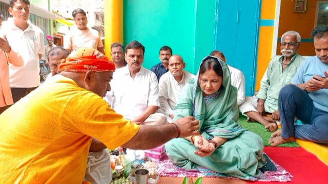 सहतवार कस्बे के वार्ड नं 2 में आरसीसी रोड निर्माण को लेकर चेयरमैन सरिता सिंह ने किया भूमिपूजन