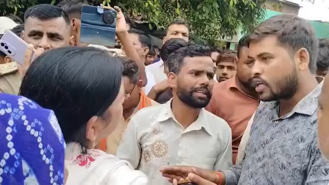 तिलहर में संदिग्ध मौत पर बवाल, शव रखकर लगाया जाम
