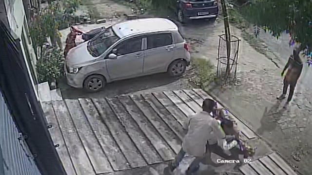 रेलवे कर्मचारी और आरपीएफ जवान ने युवक की पिटाई, वीडियो वायरल