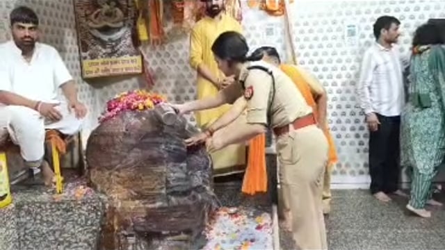 MANT-अचानक गोवर्धन पहुंचीं कानपुर की एडीजी अनुपम कुलश्रेष्ठ, दानघाटी मंदिर में दर्शन के बाद, क्या हुआ,,