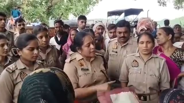 शाहजहांपुर। तिलहर थाना क्षेत्र में एक युवक की संदिग्ध मौत हो गई थी। परिजनों ने हत्या का आरोप लगाते हुए जाम लगा दिया था।