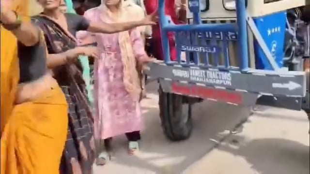 पुलिस से तीखी नोकझोंक, महिलाओं ने दिखाई चप्पलें; पुलिस वाहन पर भी बरसाया गुस्सा
