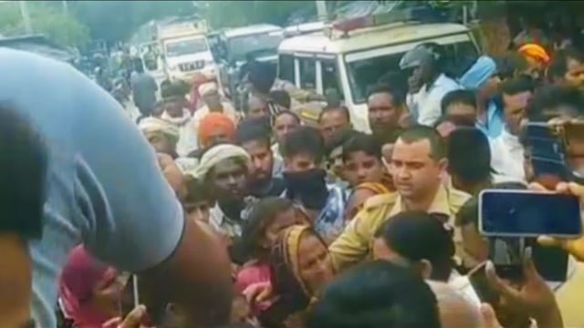 नावड़ियापुर ग्रामीणों रोड जाम कर दिया जिसमें मौके पर पहुंची पुलिस 4 घंटे बाद खुला जाम शाहजहांपुर सलोन कुशवाहा पहुंची