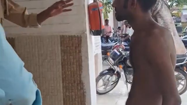 हाथरस जिले की सिकंदराराऊ कोतवाली में एक युवक अर्धनग्न अवस्था में पहुंच गया और ड्यूटी पर तैनात कांस्टेबल से तीखी नोकझोंक 