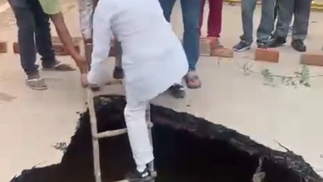 आगरा के कमला नगर जैसे पोस्ट इलाके में एक महीने के अंदर तीसरी बार सड़क दास गई शुक्रवार सुबह 6:00 बजे कर्मयोगी एंक्लेव चौर