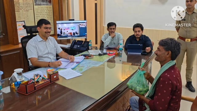 साहब पैमाइश हो गई ककोडे लेकर डीएम साहब के पास पहुंचे किसान जंगली ककोड़ा लेकर जिला अधिकारी का आभार जताने जनता पहुंची