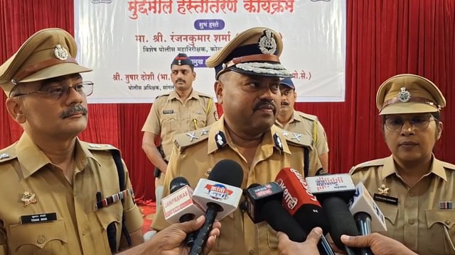आटपाडी मध्ये सांगली LCB ने ११ पिस्टलसह २२ जिवंत काडतुसे जप्त केल्याच्या कारवाई प्रकरणी विशेष पोलीस महानिरीक्षक रंजनकुमार शर्मा यांनी एलसीबी टीमला पन्नास हजार रुपयांचे बक्षीस केले जाहीर