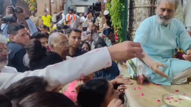 वृंदावन पहुंचे पूर्व राष्ट्रपति रामनाथ कोविंद, सपरिवार किए बांके बिहारी के दर्शन

पूर्व राष्ट्रपति रामनाथ कोविंद शुक्रवार को सपरिवार तीन दिवसीय आध्यात्मिक प्रवास पर श्रीधाम वृंदावन पहुंचे। वृंदावन पहुंचने के बाद उन्होंने परिजनों के साथ ठाकुर श्री बांके बिहारी जी मंदिर में विधि-विधान से दर्शन-पूजन किया और देश की सुख-समृद्धि की कामना की।