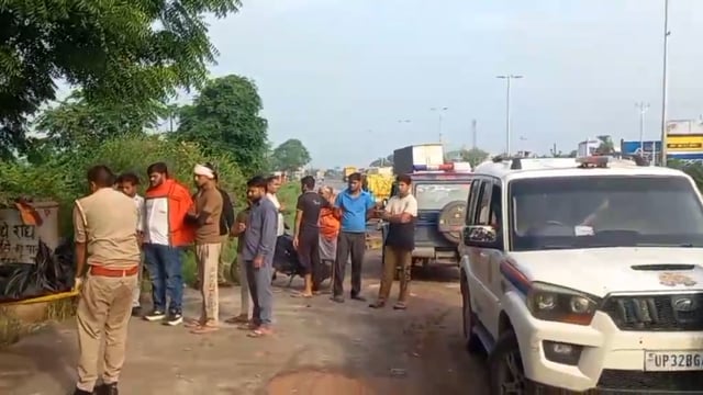 थाना फरह फतिया गांव के सामने हनुमान मंदिर के पास पेड से लटका मिला  अज्ञात युवक का  शव