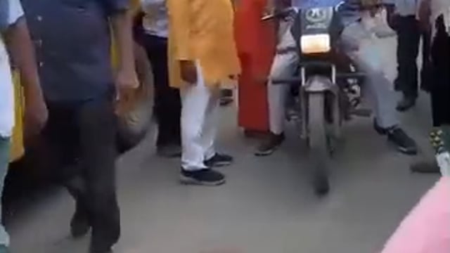 वित्त मंत्री सुरेश कुमार खन्ना अपने आवास से बाइक पर बैठकर निकल रहेथे तभी अचानक  सामने  पशु आ गया मंत्री जी बाल बाल बच्चे शाहजहांपुर