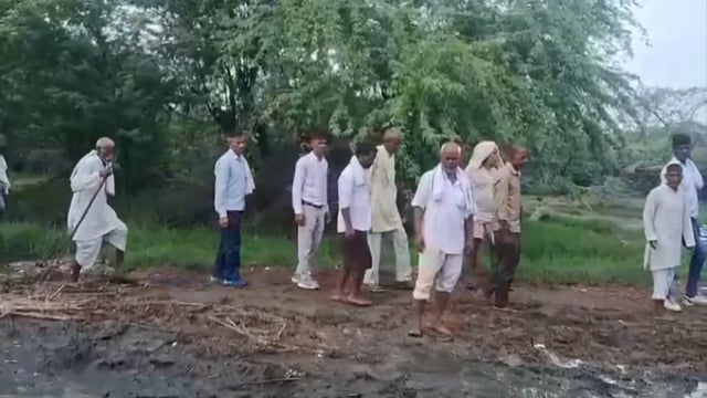 थाना रिफाइनरी क्षेत्र गांव आमला सुल्तानपुर के शमशान का रास्ता खराब ग्रामीण परेशान