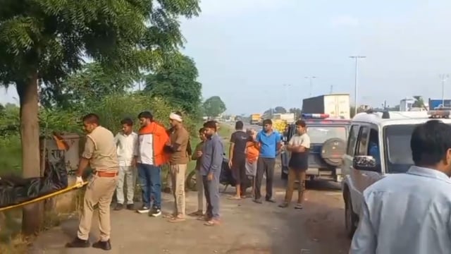 फरह गांव फतिया के सामने हनुमान मंदिर की कोठरी में लटका मिला अज्ञात युवक का शव