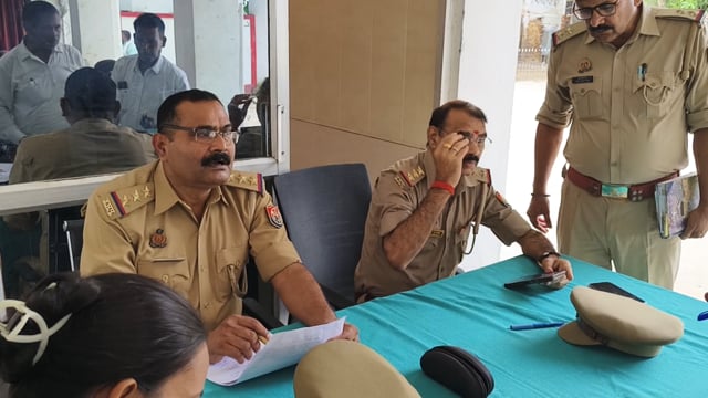 अमेठी और संग्रामपुर थाना परिसर में आयोजित थाना दिवस में बड़ी संख्या में फरियादी अपनी समस्याएं लेकर पहुंचे।