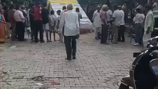 सड़क धंस जाने की मेटाडोल गड्ढे में फांसी नगर निगम की कार प्रणाली पर उठ रहे सवाल आगरा भारी बारिश के बीच एक बार सड़क धंसी