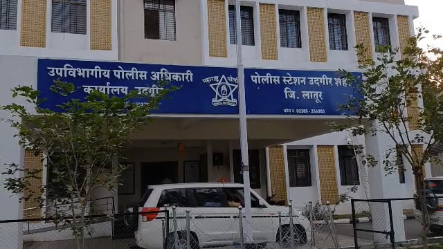 दुचाकी चालकांने वाहतूक पोलिसांची गच्ची धरली,दोघांवर गुन्हा दाखल