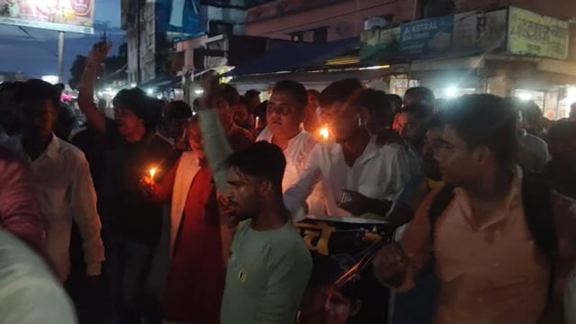 छह दिन से ‘गौतम’ का इंतजार, मोमबत्तियां लेकर सड़कों पर उतरा जनसैलाब