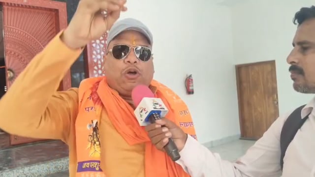 राजेश अवस्थी एडवोकेट गांधी भवन में जानकारी देते हैं परशुराम मंदिर जलालाबाद शाहजहांपुर